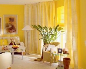 tường màu vàng và chọn rèm cửa màu phù hợp